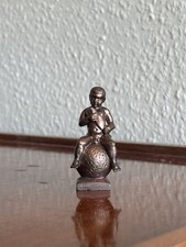 Antike Bronze-Figur: Knabe auf